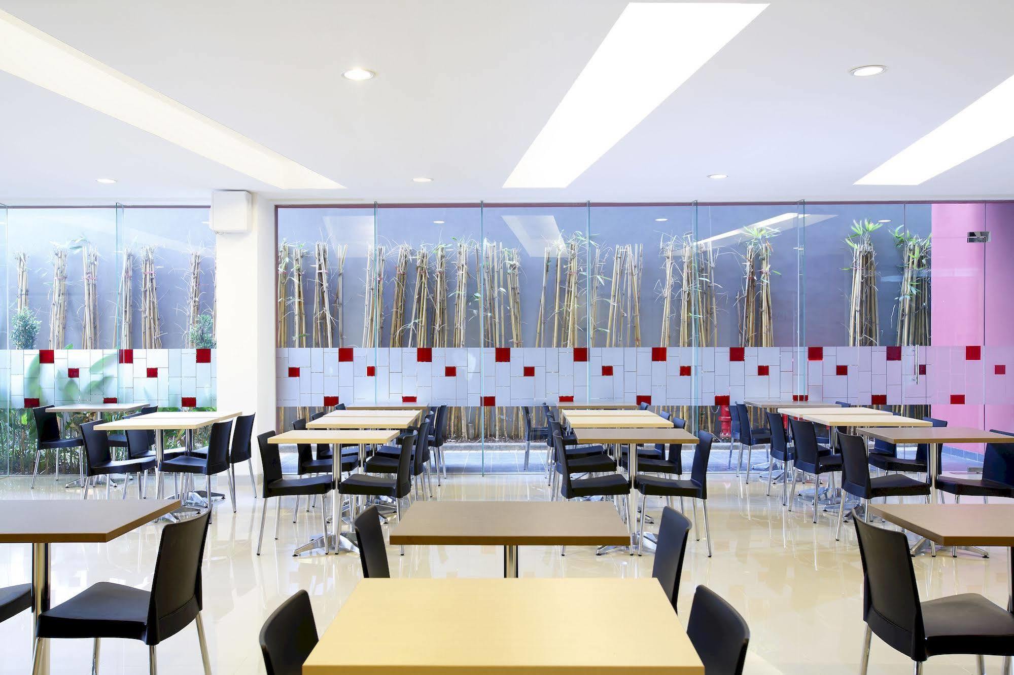 Amaris Hotel Pancoran Джакарта Екстериор снимка